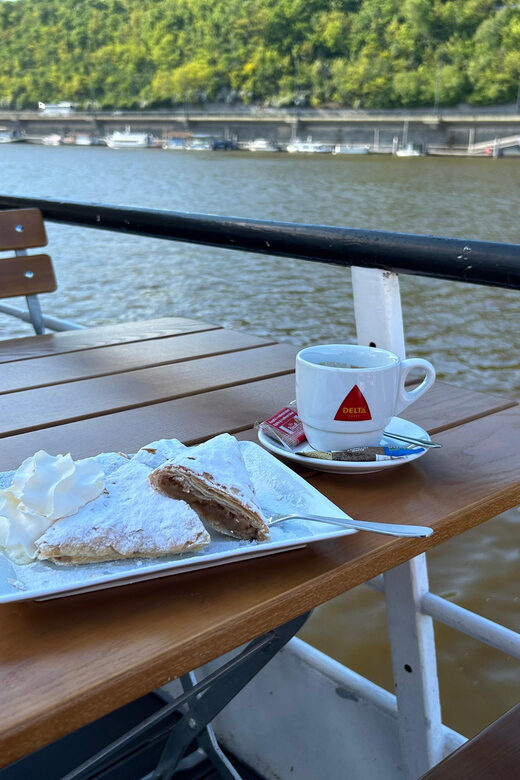 1 hour boat cruise with fragrant coffee and homemade strudel - FAQ