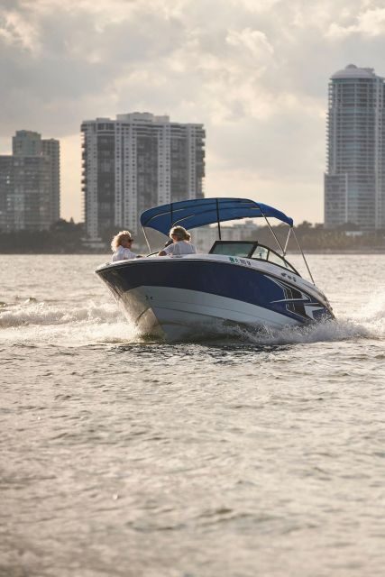 1 hour Miami Private Boat Ride with champagne and captain - Key Points