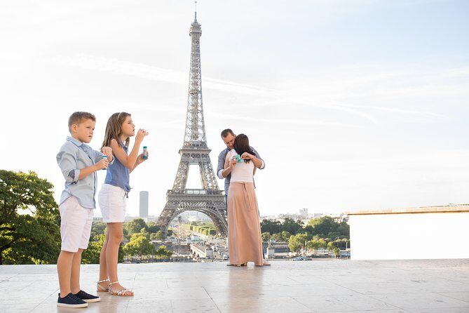 1-hour Photoshoot at the Eiffel Tower Trocadero Paris - What the Experience Looks Like