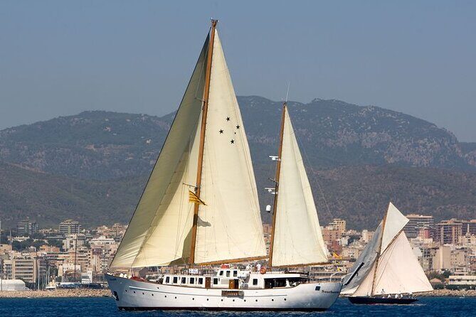 1,5 Hour sunset Tour on a Historical Boat with music DJ &, drinks - A Relaxed Sunset Cruise on a Historic Barcelona Boat