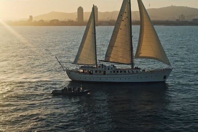 1,5 Hour sunset Tour on a Historical Boat with music DJ &, drinks - Key Points