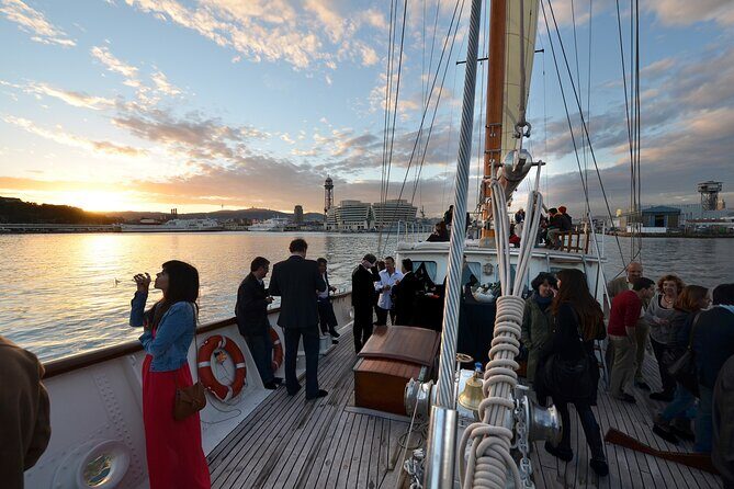 1,5 Hour sunset Tour on a Historical Boat with music DJ &, drinks - Authentic Feedback from Travelers