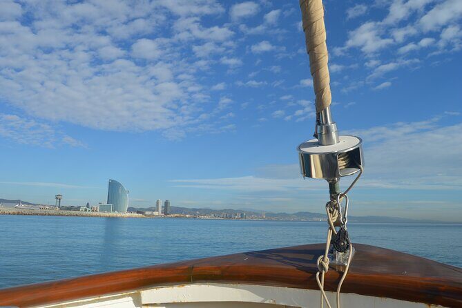 1,5 Hour sunset Tour on a Historical Boat with music DJ &, drinks - FAQ