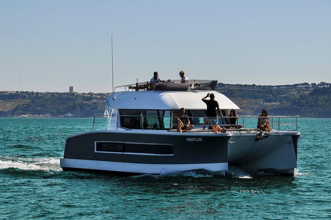 1H power catamaran up to 18 people in Lisbon - The Sum Up