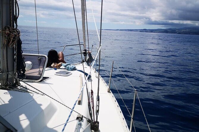 2.5h Sunset Navigation with Azorean appetizers and Wine - Key Points