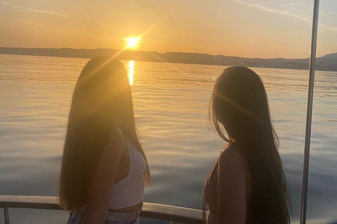 2-hour excursion in search of dolphins/drinks and snacks - Who Should Consider This Tour?