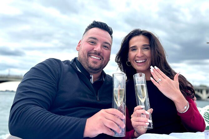 2 Hour Private Guided Luxury Electric Cruise on Detroit River - A Relaxed, Eco-Friendly Way to See Detroit and Windsor