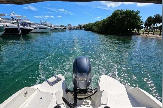 24 Ft Miami Bay: Private Boat, Gas Included , 8 people, Captained - What to Expect on the Water