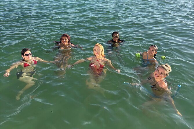 27ft Miami Catamaran for Groups and Parties - What Makes This Private Boat Rental Special