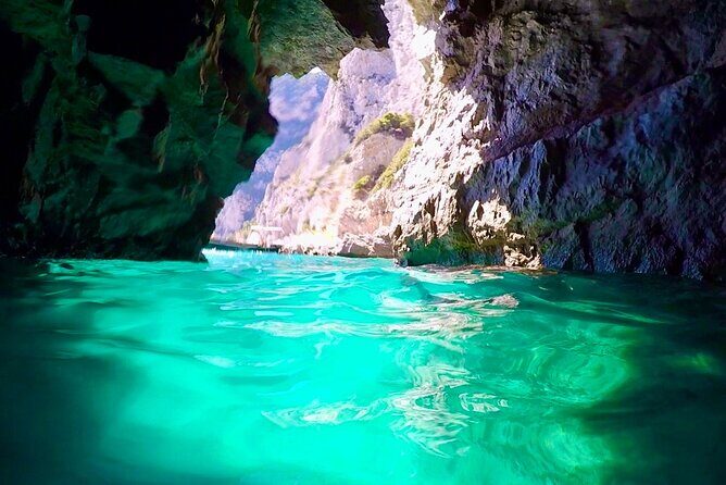 3-hour private boat tour of the island of Capri - FAQs