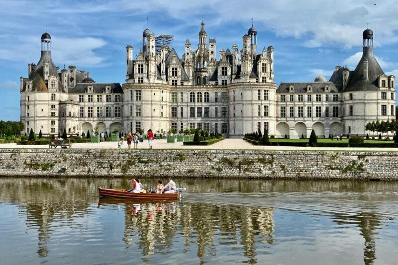 3 Loire Castles Live Guided Small group by minivan Winery - FAQs