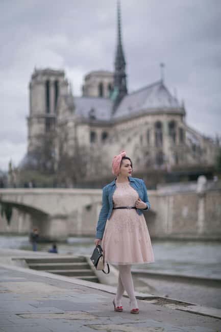 30 min Eiffel Tower Photosession with all photos edited - The Price and Its Value