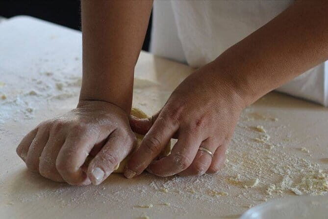 4 - Courses Dinner Interactive Cooking Lesson In Florence - Group Size and Atmosphere