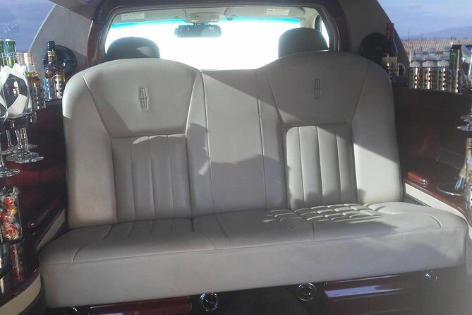 4-Hour private limo Tour of Los Angeles by a TV personality with Free Drinks - Key Points