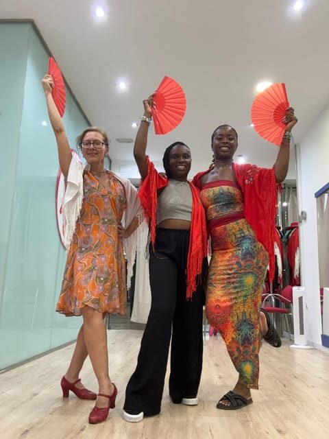 45 minutes flamenco dance class for family in Málaga - Key Points