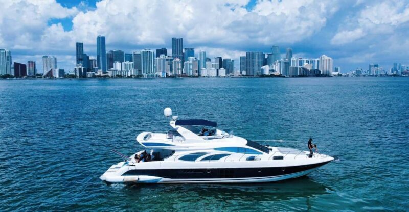 70ft Azimut available in Miami for up to 13 people. - Exploring Miami from a 70ft Luxury Yacht