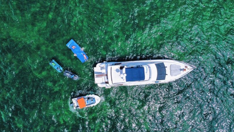 70ft Azimut available in Miami for up to 13 people. - FAQ
