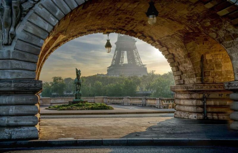 8-hour panoramic tour of Paris in Portuguese - Who Should Consider This Tour?