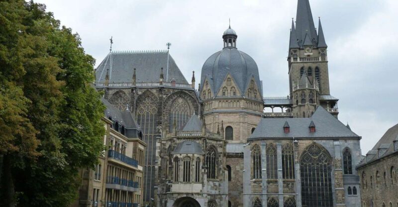 Aachen: Private Walking Tour With A Professional Guide - The Tour Itself: A Closer Look