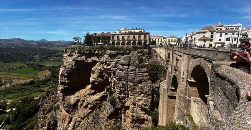 ab Marbella/Estepona: VIP-Tour Ronda + Setenil d. l. Bodegas - Discovering Ronda: A Town of Dramatic Cliffs and Historic Charm