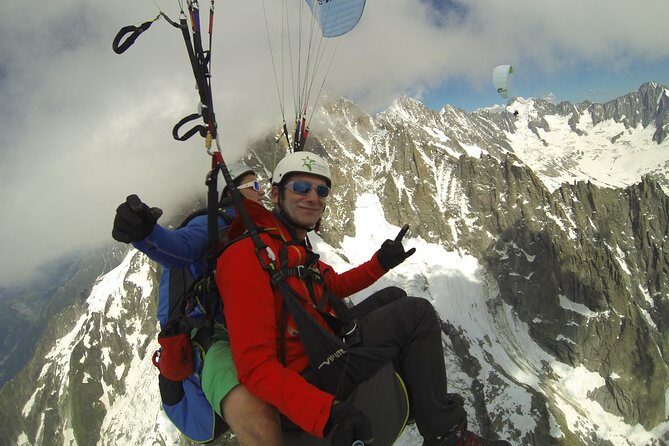 Acrobatic Paragliding Tandem Flight over Chamonix - What to Expect from Your Chamonix Paragliding Adventure