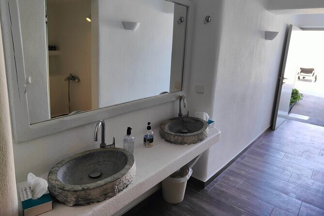 Akrotiri: Couples Departure Day Treat w Massage & Day Pool Access - Key Points