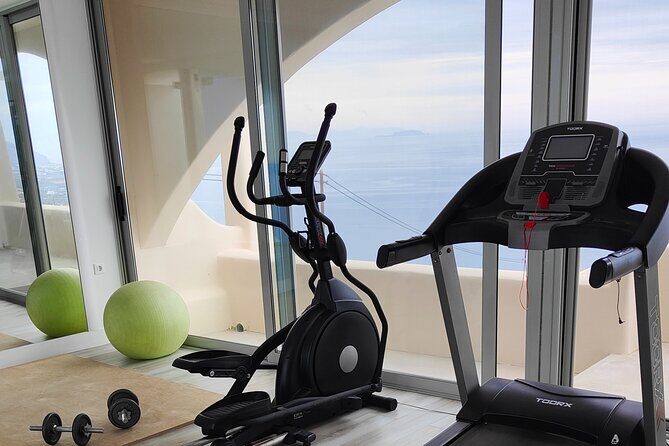 Akrotiri: Couples Departure Day Treat w Massage & Day Pool Access - The Setting: Why It Matters