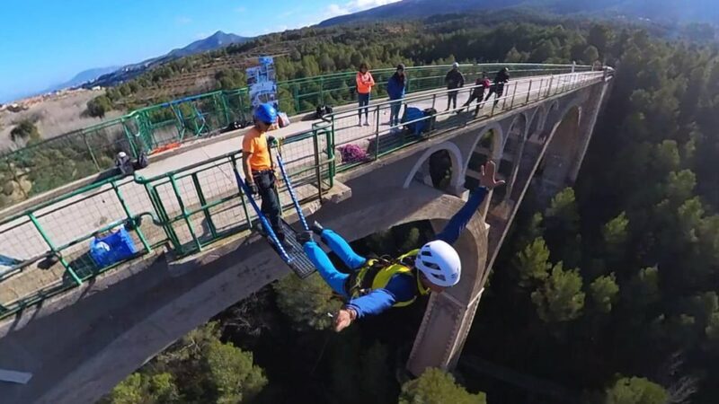 Alcoy: Bungee jumping - The Setting and Location