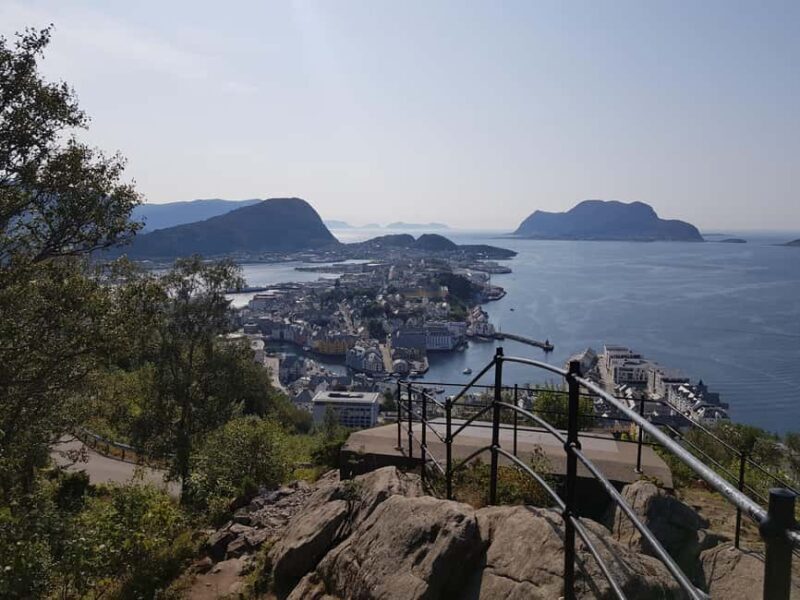 Alesund: Giske Island Iconic Coastal Landmarks Excursion - Transportation and Group Size