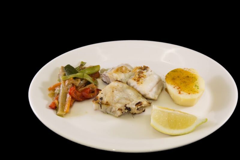 Alhambra and Nasrid Palaces and Local Food Experience - What the Tour Offers: A Closer Look