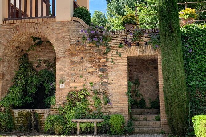 Alhambra: complete guided tour with Nasrid Palaces tickets - The Guided Experience and Its Benefits
