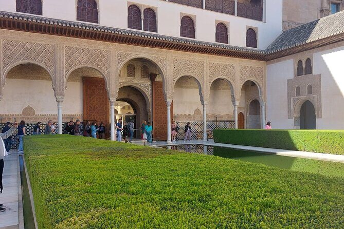 Alhambra Guided Tour, Nasrid Palaces and Generalife - Discovering the Alhambra: What to Expect