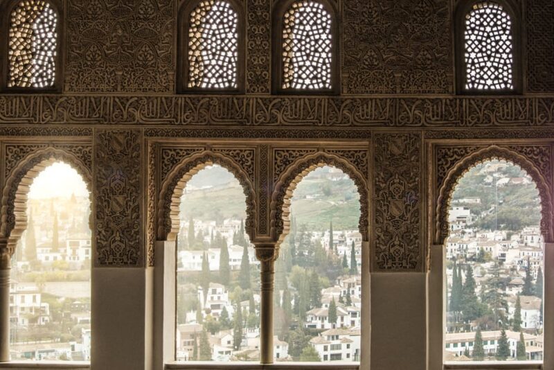 Alhambra & Nasrid Palace: Private Tour with Tickets - The Value of a Private Tour