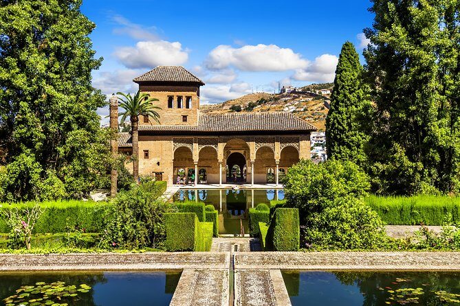 Alhambra Ticket and Guided Tour with Nasrid Palaces - Who Should Consider This Tour?