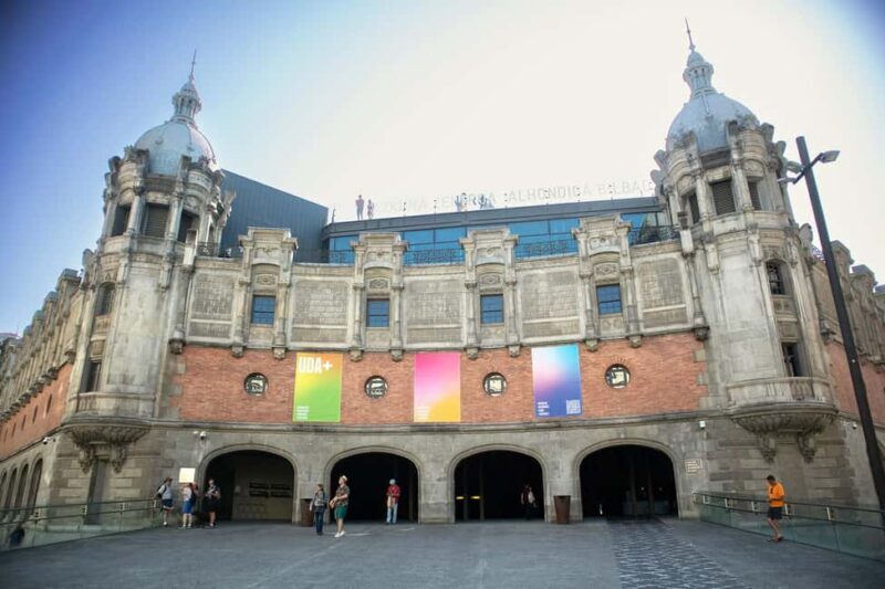 Alhóndiga de Bilbao: Art explained by Artists - Key Points