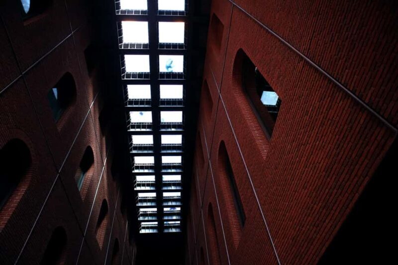 Alhóndiga de Bilbao: Art explained by Artists - An In-Depth Look at the Experience