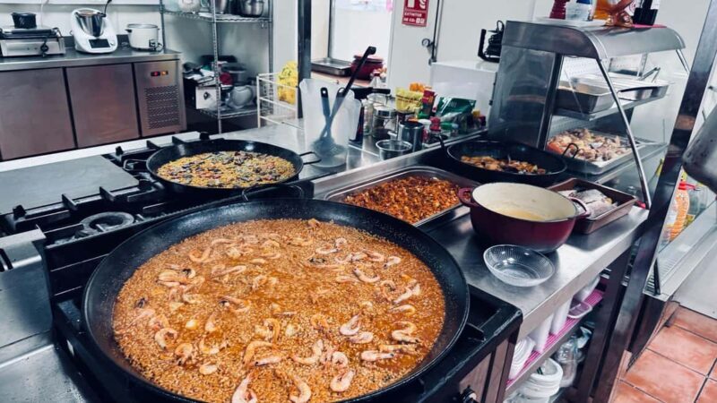 Alicante: Paella & Sangria Class with Tapas and Market Visit - Sharing the Meal and the Atmosphere
