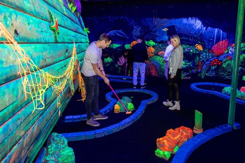 Aloha Amsterdam: 12-Hole Glow-in-the-Dark Mini-Golf - UV lighting: the fun tech that changes how the holes feel
