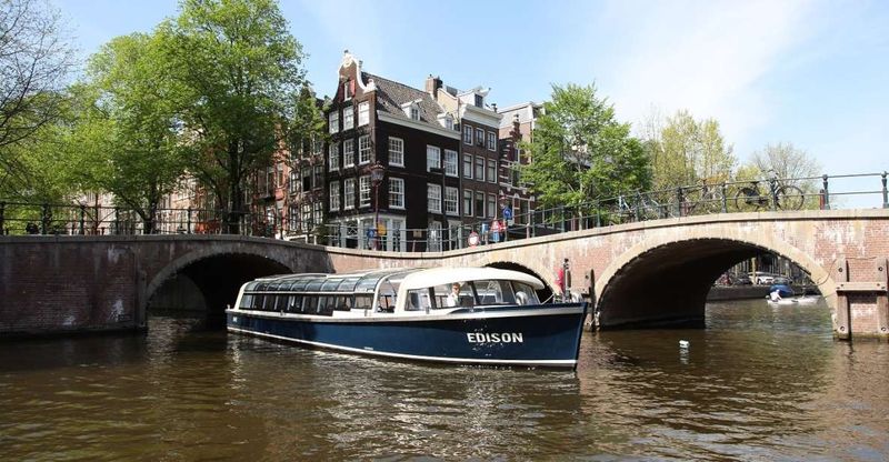 Amsterdam: 75 Minute City Canal Cruise with Audio Guide - The Captain and Guide Factor: When the Human Touch Helps