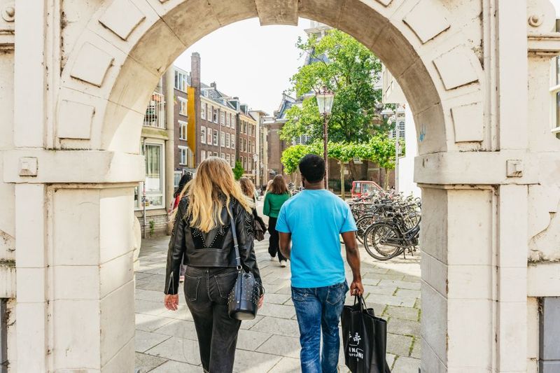Amsterdam Anne Frank: Small-Group Walking Tour & Local Guide - Brief Guiding Break: Jewish Historical Museum Area