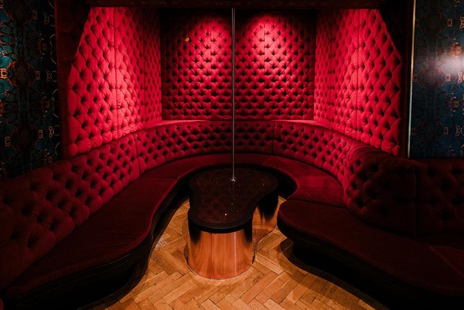 Amsterdam: Behind the Scenes Strip Club Tour with Ex-Sex Worker - The Smartphone Part: Using QR-style stops for context