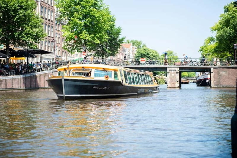 Amsterdam: Burger Dinner Canal Cruise - The Food & Drink Experience
