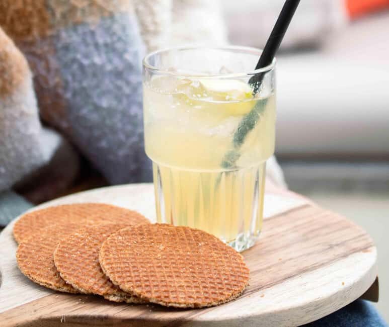 Amsterdam: Evening Lights Cruise incl. Cocktail & Waffle - The Experience in Detail