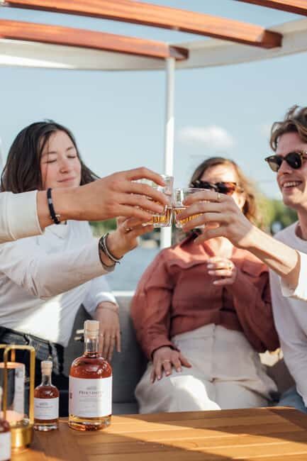 Amsterdam: Evening Lights Cruise incl. Cocktail & Waffle - FAQs