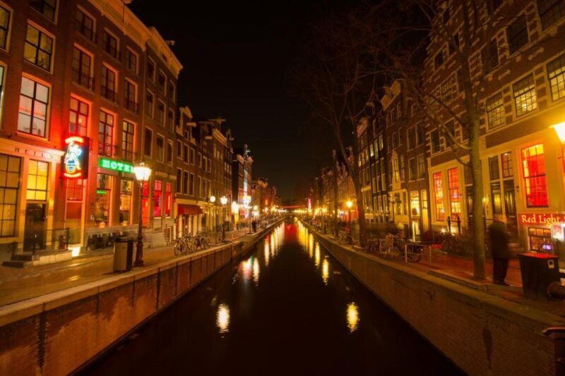 Amsterdam: Exclusive Red Light District Tour and Drink - Key Points