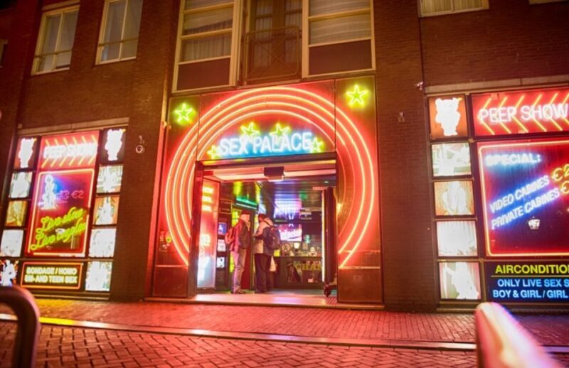 Amsterdam: Exclusive Red Light District Tour and Drink - Why This Tour Works