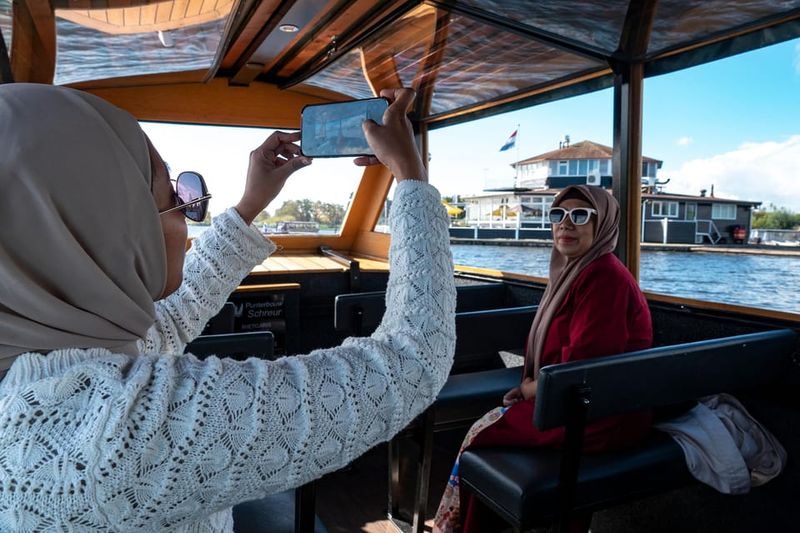 Amsterdam: Giethoorn Tour Scenic Cruise, Cheese & Free Time - Luxury coach ride: comfort that helps on a long day