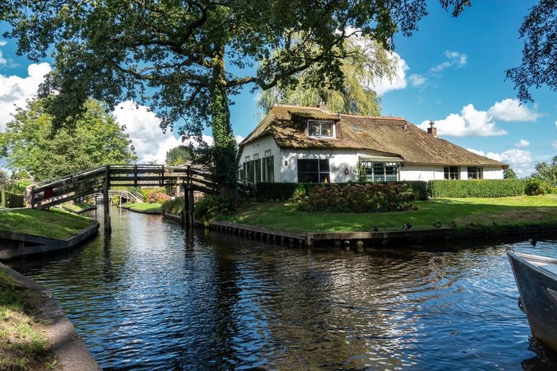 Amsterdam: Giethoorn Tour Scenic Cruise, Cheese & Free Time - The drive narration: what you learn while you’re stuck on the road