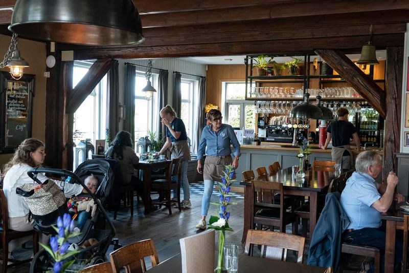 Amsterdam: Giethoorn Tour Scenic Cruise, Cheese & Free Time - Arrival in Giethoorn at 12:00: cruise first, then wander