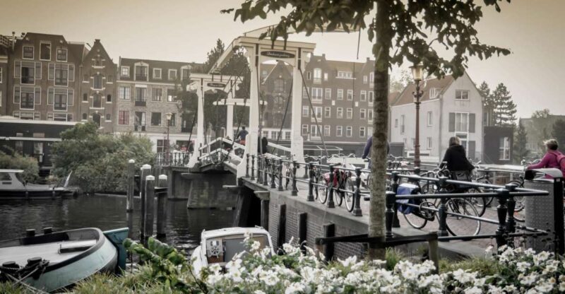 Amsterdam: Guided City Bike Tour in French - The Bottom Line